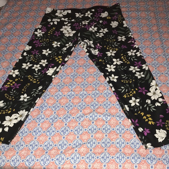 Beautiful multi color floral Calvin Klein Capri pants (XL) - Picture 5 of 8